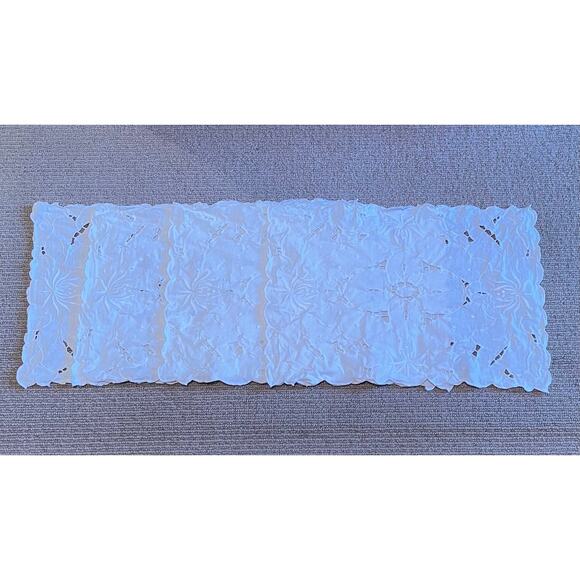 VTG Cotton White Embroidered Floral Eyelet Placemats, Scalloped Edge, Set of 4 - Picture 8 of 8